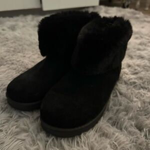 Cozy Black Fur-Lined Winter Boots